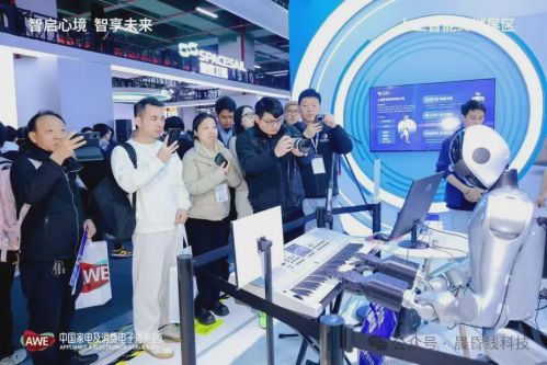 全球首款自主演奏钢琴机器人亮相AWE 现场演奏687首曲目获125万曝光