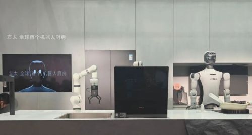 AI眼镜操控机器人 上海展会惊现赛博厨房