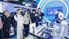 全球首款自主演奏钢琴机器人亮相AWE 现场演奏687首曲目获125万曝光 