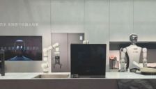 AI眼镜操控机器人 上海展会惊现赛博厨房 