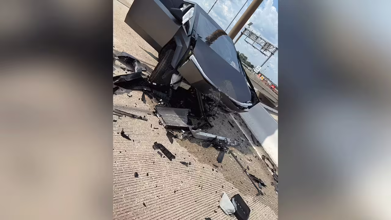 特斯拉Cybertruck撞护栏 马斯克称事发前4秒驾驶员关闭Autopilot 