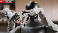 中国灵巧手量产万台 技术突破再攀高峰 