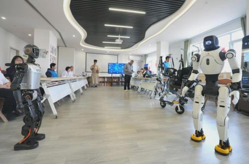 北京启用全球首个机器人养老驿站 40余款智能设备投入服务