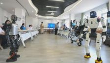 北京启用全球首个机器人养老驿站 40余款智能设备投入服务 