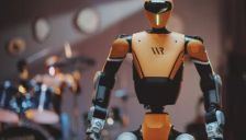 杭州西湖机器人发布泰坦o1 人机协作迈入身外化身时代 