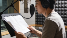 知名配音演员遭AI盗声频频维权 AI换脸获判后盗声困局待解 律师称举证难成本高获益小 