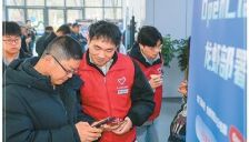 国产AI应用从能说到能干 