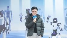 智元总裁彭志辉：万台机器人下线 灵巧手硬件仍是瓶颈 规模化推动物理AI进化 