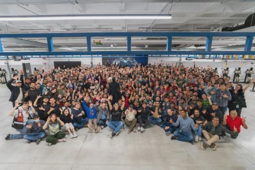 特斯拉Optimus V3真机首曝！百人扩招加码，百万台量产目标能否落地？