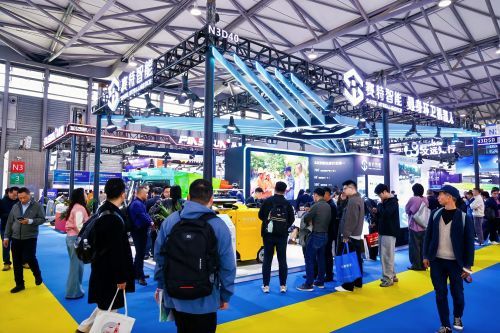 9.9万元无人环卫清扫机器人亮相上海 单台可抵两名保洁员