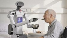 机器人喂饭总掉？科学家造了把会“拥抱”食物的勺子 