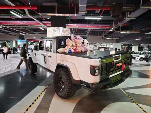 探馆首届上海汽车生活展：张雪机车带动两轮越野热度，上海打造“汽车+生活”新外滩