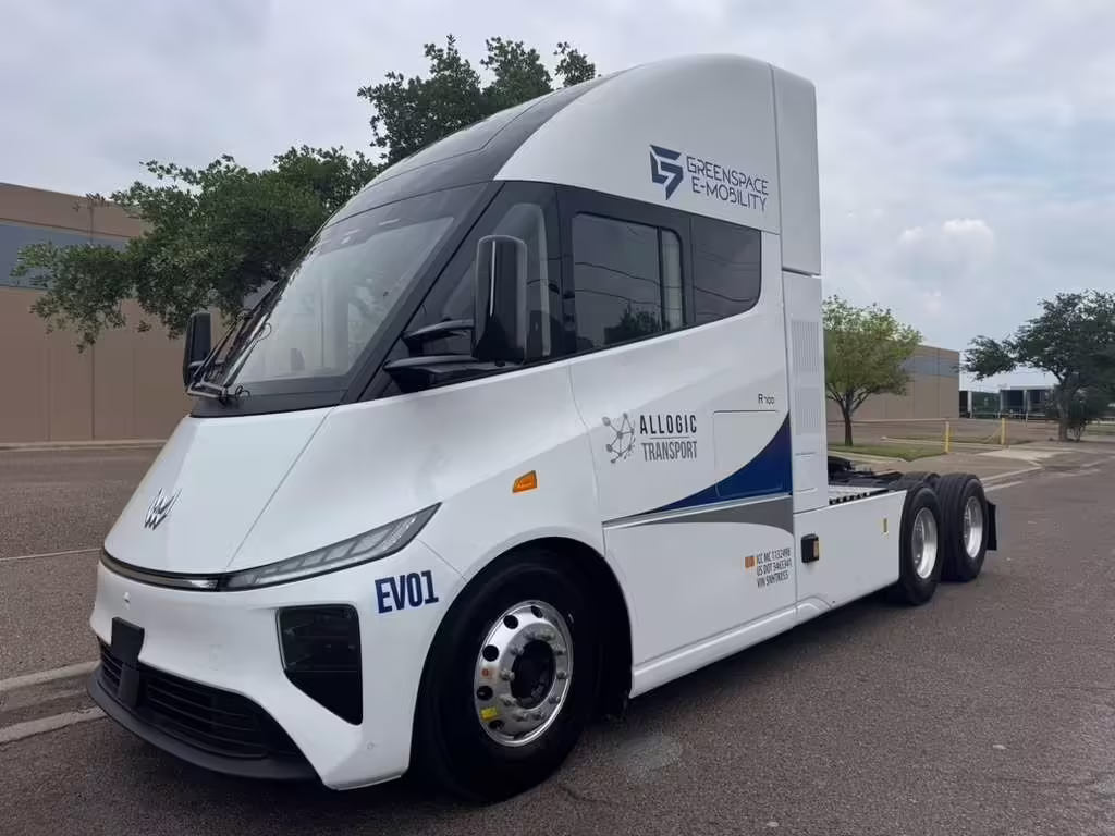 中国电动重卡苇渡Global E700在美国交付首车 满载续航达669公里 对标特斯拉Semi 