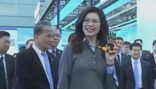 聚焦人工智能前沿 郑丽文爱不释“手” 