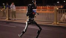 70余支机器人赛队深夜参与路跑赛事 荣耀宇树也参赛 