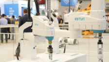 2025年老牌机器人企业扎根刚需场景发展 