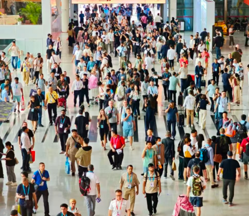卡伊瓦机器人亮相第139届广交会，张其峰称中国机器人出海正当时，将以全栈技术与定制化能力抢占全球市场