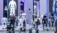 刘强东抢先布局：为机器人配“救护车”并建设数据“粮仓”，京东卡位具身智能供应链 