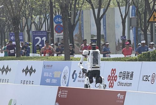 人形机器人半马跑进1小时，行业加速放量期上市公司卡位供应链