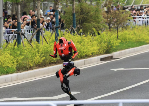 人形机器人半程马拉松成绩跑进1小时，集体提速推进性能提升