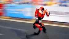 蓝思科技称打造了支撑荣耀机器人完赛的“钢铁之躯”，公司一季度净利润由盈转亏 