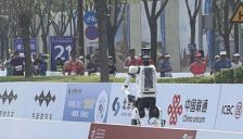 人形机器人半马跑进1小时，行业加速放量期上市公司卡位供应链 