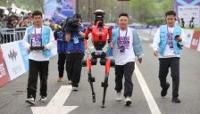 人形机器人“半马”刷新纪录：一年提速近两小时，从遥控走向自主并跑赢人类，真实世界大考才刚刚开始 