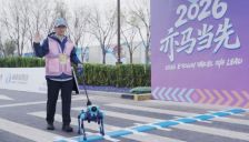 从实验室到城市道路：高德“途途”亮相人形机器人“半马”，展现阿里具身智能全栈布局 