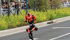 人形机器人半程马拉松成绩跑进1小时，集体提速推进性能提升 