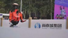 2026人形机器人半程马拉松开赛：300多位机器人参与赛跑，1位机器人摄像师负责直播