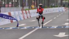 荣耀人形机器人夺得半程马拉松冠军，成绩较人类冠军快约7分钟 