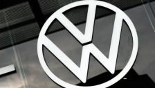 大众汽车CEO称或再削减100万辆产能 公司全年营业利润近乎腰斩 