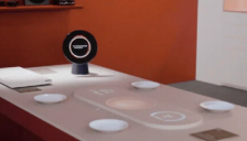 三星AI机器人Luna亮相：这款像点唱机的居家助手真的实用吗？ 