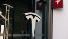 特斯拉一季度净利润4.77亿美元，拟建史上最大芯片工厂；马斯克称未来AI芯片将严重不足并透露人形机器人量产进展 