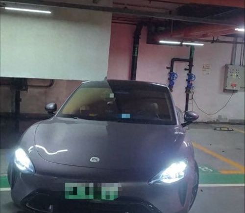 小米SU7自动泊车撞上悬空墙体，车主称不再使用；厂家回应悬空障碍物会影响泊车辅助功能