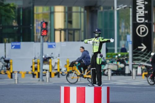 智慧交管实景落地：人形机器人已成路口主动治理新单元