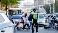 人形机器人不止能表演：交管机器人已走进路口开展交通指挥工作 