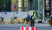 智慧交管实景落地：人形机器人已成路口主动治理新单元 