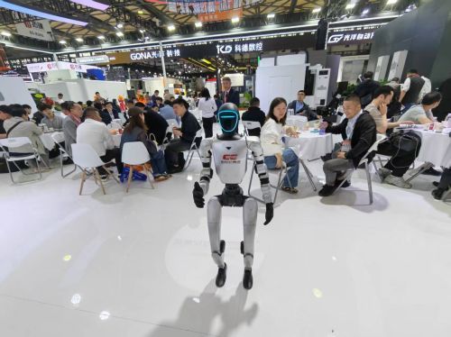 人形机器人赛道热度攀升、AI机床落地提速，高端增量订单瞄准核心下游需求｜直击CCMT2026