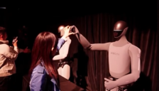 时隔4年小米新款人形机器人亮相：可与人互动，还能“比心”、递纸袋 