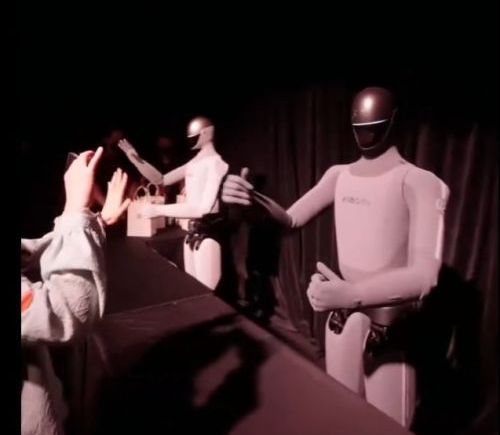 小米新款人形机器人在投资者日亮相：已进厂实测，复杂安装成功率超90%