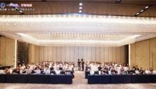 AtomGit首款开源鸿蒙AI硬件“小鸿”发布会圆满落幕，定义智能交互新入口 