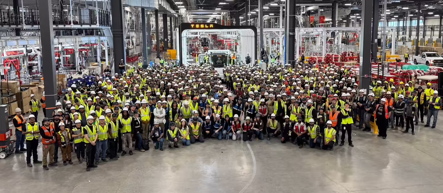 特斯拉 Semi 电动卡车首辆量产车下线，历时九年研发 