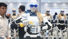 北京车展透露汽车产业新风向，全球汽车与机器人企业加速融合释放商业潜力 