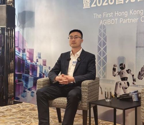 王闯：智元机器人对打邓亚萍并剑指AGI，3-5年实现自主学习，今明两年迎人机交互ChatGPT时刻