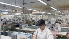 京东机器人数采中心实探：宝妈工人参与擦桌缝纫日常助力AI物理世界应用 
