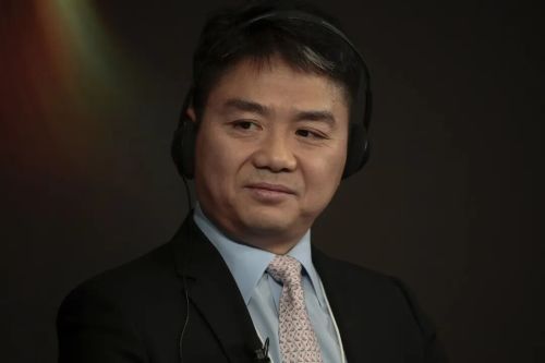 “被机器取代的员工，一个都不开除”！刘强东如何保住“几十万兄弟饭碗”？“AI替代”需要新的“替代”化解丨每经热评
