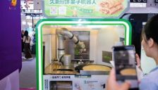 煎饼果子机器人与智能导盲犬亮相2026年智博会，具身智能展现职场日常，中国智能产业落地提速但算力鸿沟亟待跨越 