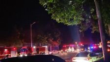 小鹏汽车充电时爆燃起火引燃院落，过火面积近100平方米，无人员伤亡，车辆起火原因正在调查中 