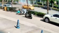 安徽一汽车行驶中突发爆炸 碎片飞溅 当地回应系油改气车辆已移交交警部门 